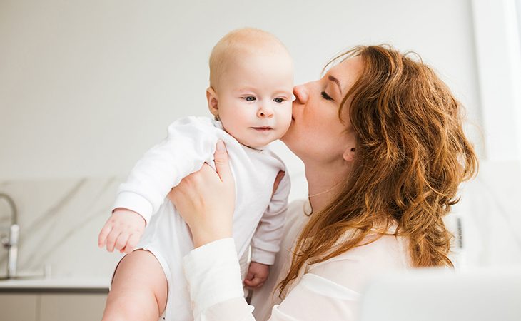 розвиток емоцій дитини, малюк на руках у матері